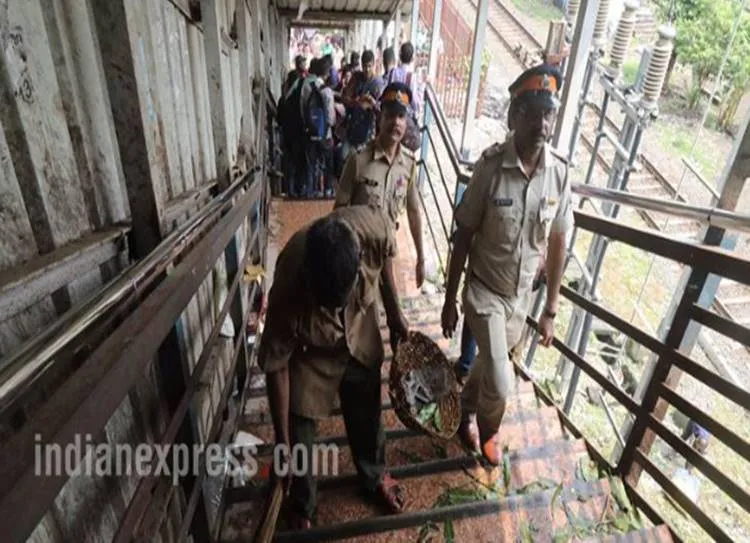 மும்பை ரயில் நிலைய கூட்ட நெரிசலில் சிக்கி 22 பேர் பலி