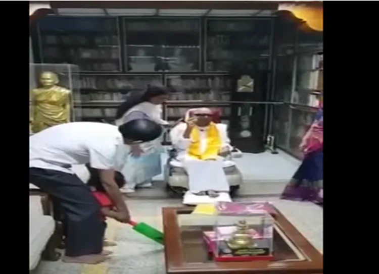 வீடியோ: கொள்ளுப்பேரனுடன் உற்சாகமாக கிரிக்கெட் விளையாடும் கருணாநிதி