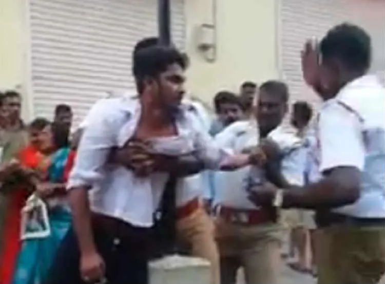 நடுரோட்டில் வாலிபர் மீது போலீசார் தாக்குதல் : மனித உரிமை ஆணையம் டிஜிபிக்கு நோட்டீஸ்