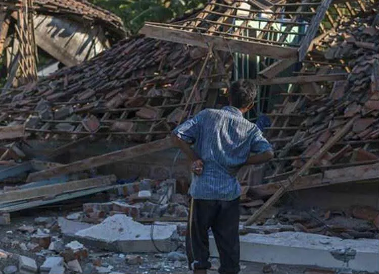 இந்தோனேசியாவில் ஏற்பட்ட சக்தி வாய்ந்த நிலநடுக்கத்தில் 400 பேர் பலி