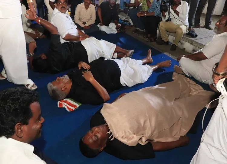 CM Narayanasamy Protests against Kiran Bedi