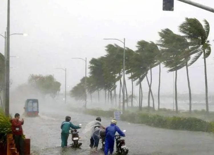 Vayu Cyclone: வாயு புயலால் 77 ரயில்கள் ரத்து!