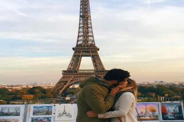 viral pictures, Kristiana Kuqi, Eiffel Tower, ஈபிள் டவர், கிறிஸ்டியானா குயி, romantic picture, kiss, a girl kissing stragers