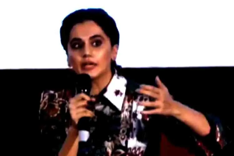 Actress Taapsee Pannu refuses to speak in hindi, audience asks at Topsee pannu, Taapsee Pannu refuses to speak in hindi, டாப்ஸி பன்னு, இந்தியில் பேச மறுத்த டாப்ஸி பன்னு, Goa 50th Internation film festival of India, Topsee Pannu, bollywood, kollywood, tollywood, south indian actress taapsee pannu