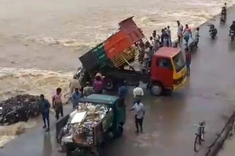 thittakudi-taluk-dumps-garbage-directly-into-water-body-video-viral-two-officials-suspended