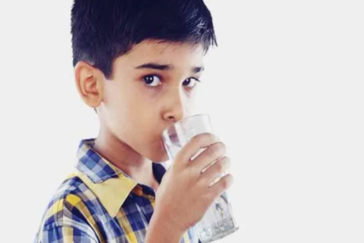 child drinking water, how much water should child drink, parenting tips to make child drink water, dehydration, parenting