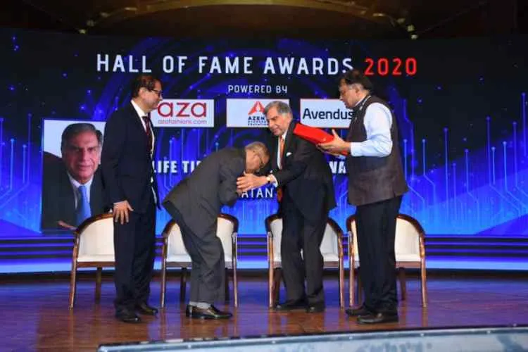 infosys Narayana Murthy Touches Ratan Tata's Feets, ரத்தன் டாட்டா, இன்ஃபோசிஸ் நாராயணமூர்த்தி, infosys Narayana Murthy, ரத்தன் டாட்டா காலைத்தொட்டு வணங்கிய நாராயணமூர்த்தி, Ratan Tata chairman Chairman Emeritus, Tata Sons, Narayana Murthy Touches Ratan Tata's Feets and honour, tiecon award event, tiecon mumbai