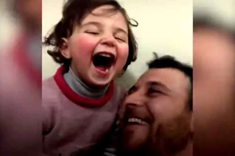 syria four year old girl laughing viral video, சிரியாவி, வெடிகுண்டு சத்தத்தை கேட்டு சிரிக்கும் சிறுமி, little girl laughing after hearing bomb blast, வைரல் வீடியோ, syria little girl laughing, viral video, syriya war
