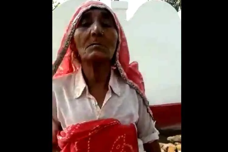 old woman speaks in english about mahatma gandhi, இங்லீஷ் பேசும் மூதாட்டி, ஆங்கிலத்தில் பேசும் பாட்டி, மகாத்மா காந்தி பற்றி ஆங்கிலத்தில் பேசும் பாட்டி, வைரல் வீடியோ, old lady peaks in english about mahatma gandhi, grandma speak in english, english speaking old woman, english speaking old lady, viral video