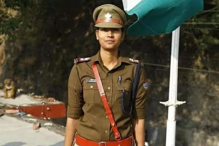 COVID 19 Woman sub-inspector Shahida Praveen postponed her marriage to help migrant workers
