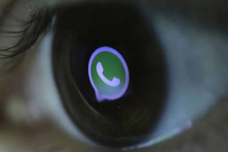 how you can read WhatsApp texts without causing blue ticks