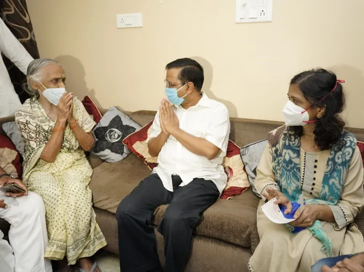 Delhi Chief minister Arvind Kejriwal gives Cheque for Rs 1 crore to the kin of deceased doctor