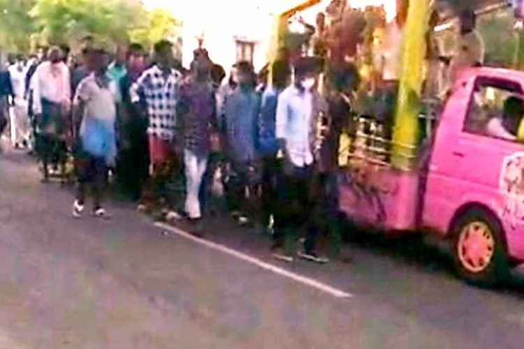 gangster attack 2 rowdies murder, rowdy's funeral at Vazhudavoor in Villupuram, gangsters funeral more than 500 people participated, விழுப்புரம், வழுதாவூர் ரவுடி இறுதி ஊர்வலம், 500 பேர்களுக்கு மேல் பங்கேற்பு, violation of 144 curfew, coronavirus, covid-19, tamil nadu, latest tamil news