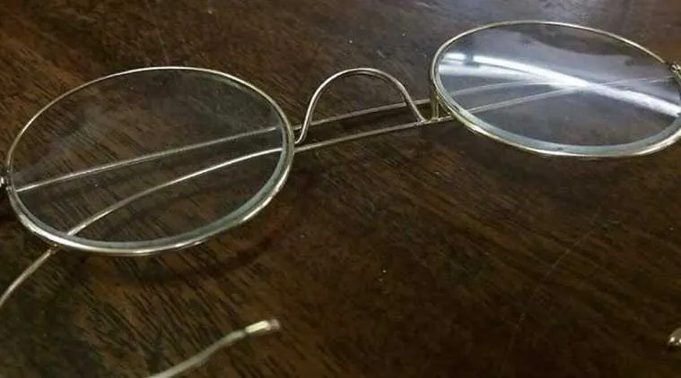 mahatma gandhi glasses, gandhi spectacles, மகாத்மா காந்தி, காந்தி கண்ணாடி 2.5 கோடி ரூபாய்க்கு ஏலம், இங்கிலாந்து, gandhi glasses auction, gandhi spectacles auction, gandhi round glasses