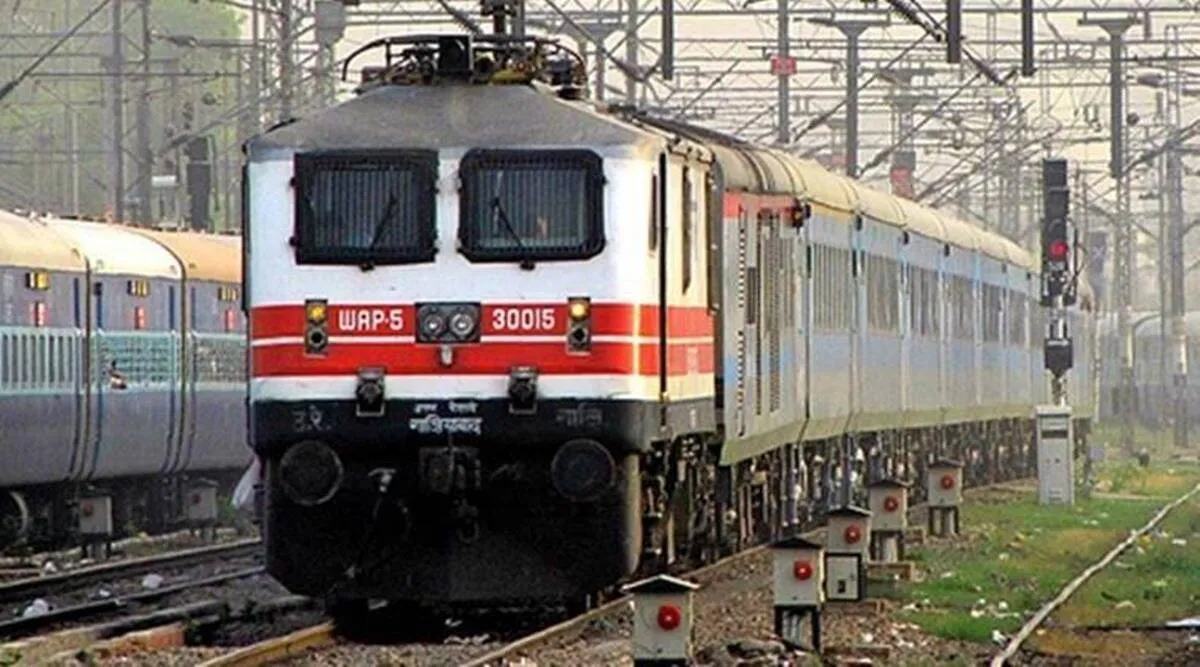 two youths from west bengal arrested, two youths from west bengal held in erode for impersonating as loco pilots, இரண்டு இளைஞர்கள் கைது, லோகோ பைலட்டாக ஆள்மாறாட்டம், மேற்கு வங்கத்தைச் சேர்ந்த 2 பேர் கைது, erode, tamil nadu news, railway news, rpf