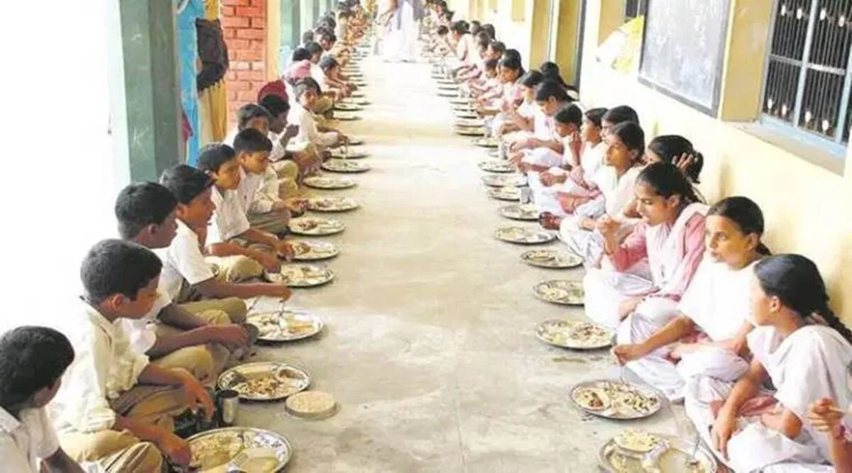Karnataka govt starts to provide eggs to malnourished school kids, malnourished school kids, கர்நாடகா, ஊட்டச்சத்து குறைபாடு, பள்ளி மதிய உணவில் முட்டை வழங்க தொடங்கிய கர்நாடக அரசு, மத தலைவர்கள் எதிர்ப்பு, Karnataka, seers oppose karnataka govt starts provide eggs in mid day meal, karnataka seers