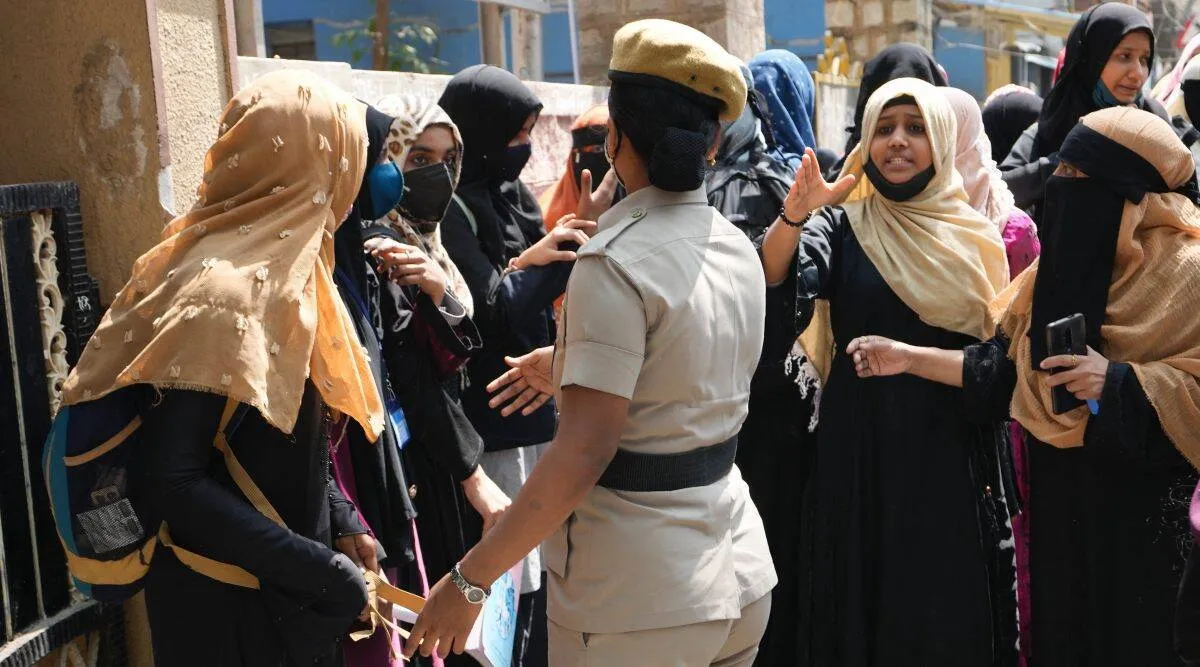Karnataka High Court upholds ban on hijab in educational institutions, Hijab row, Hijab verdict, Hijab, கல்வி நிறுவனங்களில் ஹிஜாப் அணிவதற்கு தடை, ஹிஜாப் அணிவதற்கு விதிக்கப்பட்ட தடை செல்லும், கர்நாடக ஐகோர்ட் தீர்ப்பு, ஹிஜாப் சர்ச்சை, Karnataka HC Hijab verdict, Hijab controversy