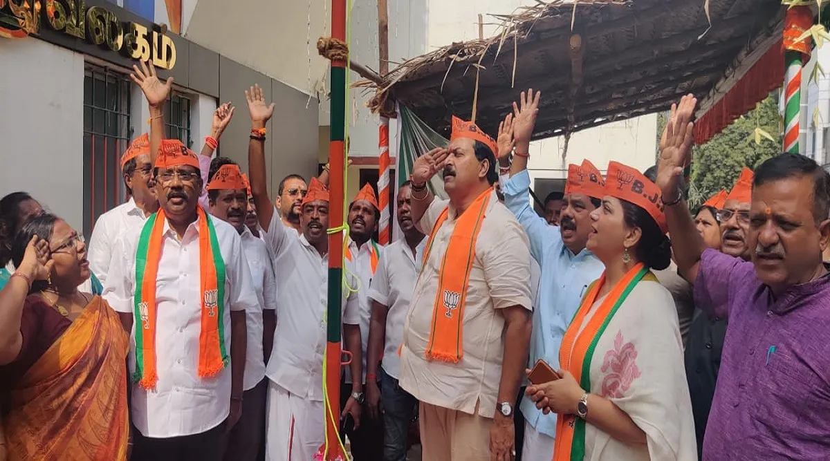 BJP members wear saffron cap