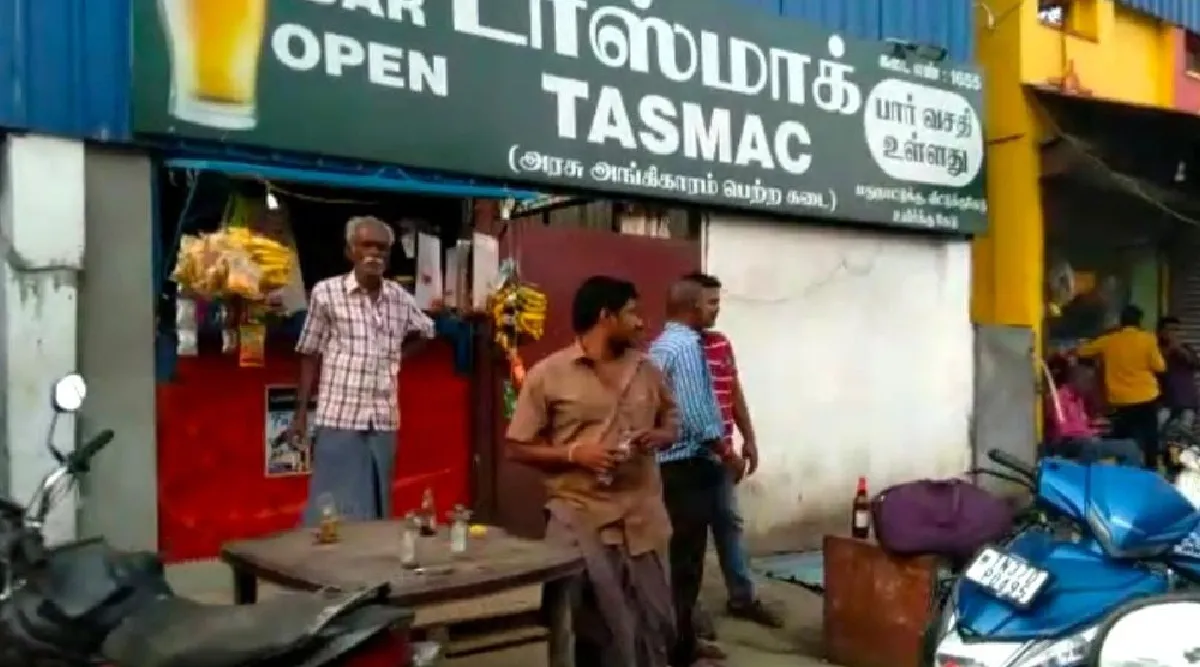 Coimbatore: Tasmac bar staff supports tipplers drinking on the road side
