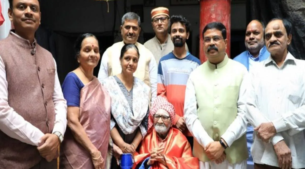 Dharmendra pradhan meets Bharathi family, Bhrathiyar, Varanasi, Bharathiyar nephew, Tamilnadu,