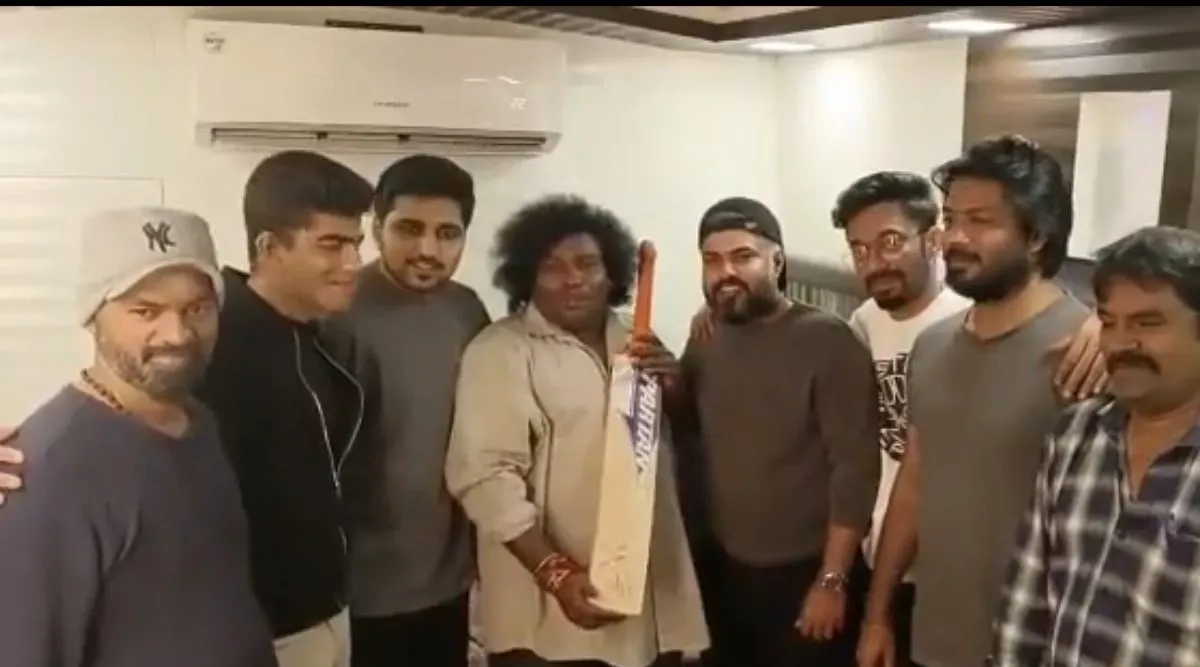 Yogi Babu, MS Dhoni, Dhoni bat gift to Yogi Babu, viral video, tamil cinema
