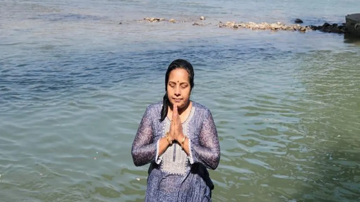 BJP Mahila MLA Vanathi Srinivasan bathed in the holy Ganges and prayed