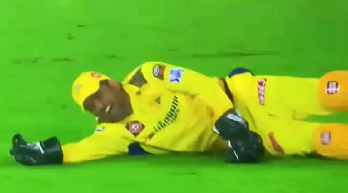 MS Dhoni Injured During CSK IPL 2023 Opener Against GT Tamil News